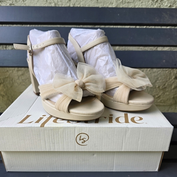 New Life Stride Women's Bow Sandals Beige Block Heels Sz. 6.5W - Picture 3 of 6